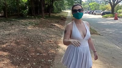 Публична голота: момиче от Русия се опитва да се съблече по улиците на Рио де Жанейро. Почти я арестуват.